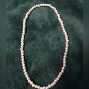 Pearl stretchy necklace, not real! Fits smaller, not long!